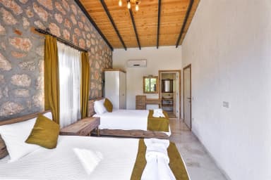 Villa Azra Naz Korunaklı Havuz 13