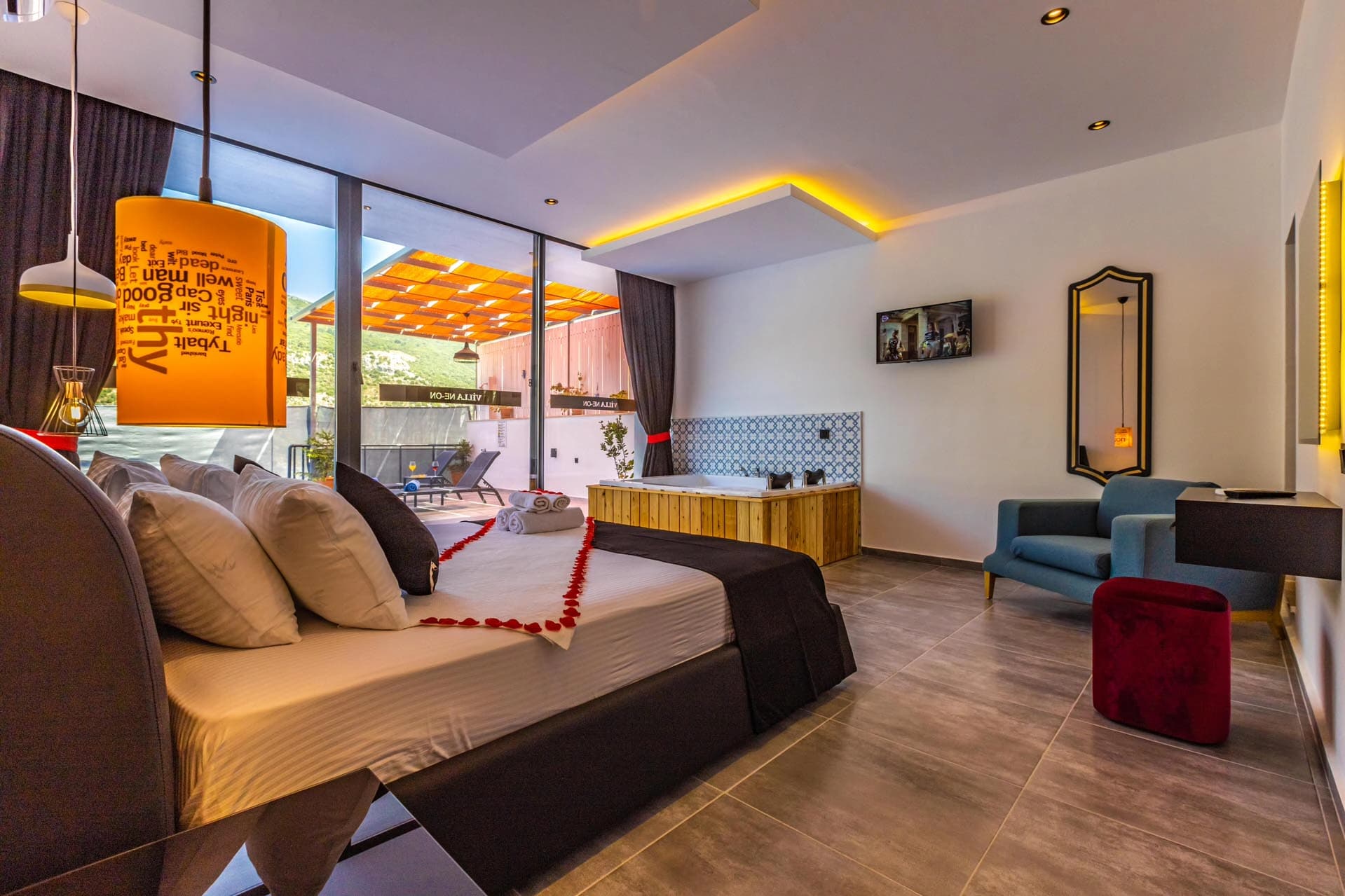 Villa Neon Korunaklı Havuz 51
