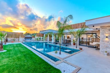 Villa Elysium Korunaklı Havuz 44